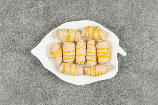 Gustosi biscotti fatti in casa su piatto a forma di foglia