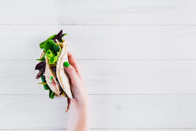 Gustosi burritos messicani con la mano