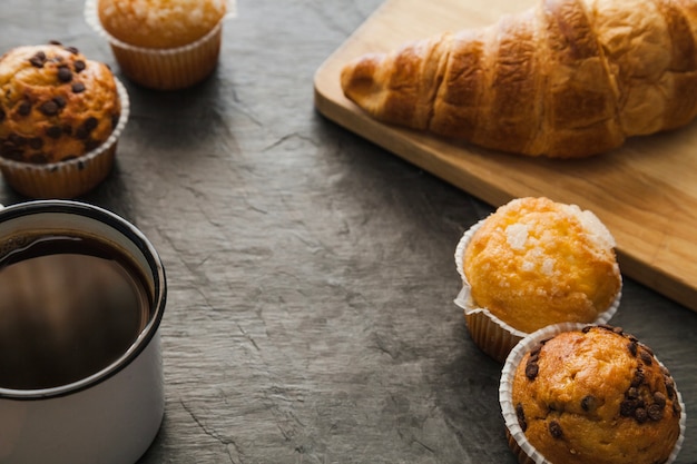 Gustosi cornetti e muffin con caffè