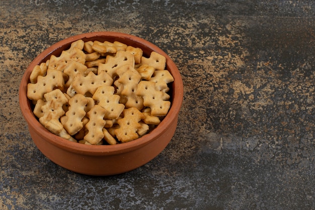 Gustosi cracker al forno in ciotola di ceramica.