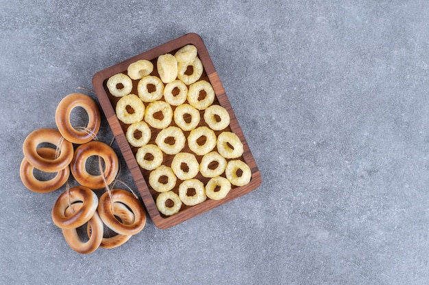 Gustosi cracker circolari su tavola di legno