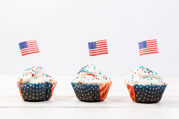 Gustosi cupcakes con panna montata e bandiere americane
