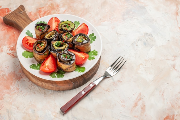 Gustosi involtini di melanzane con vista dall'alto con pomodori