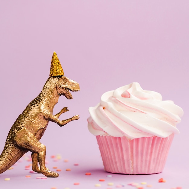 Gustosi muffin e dinosauri con cappello compleanno