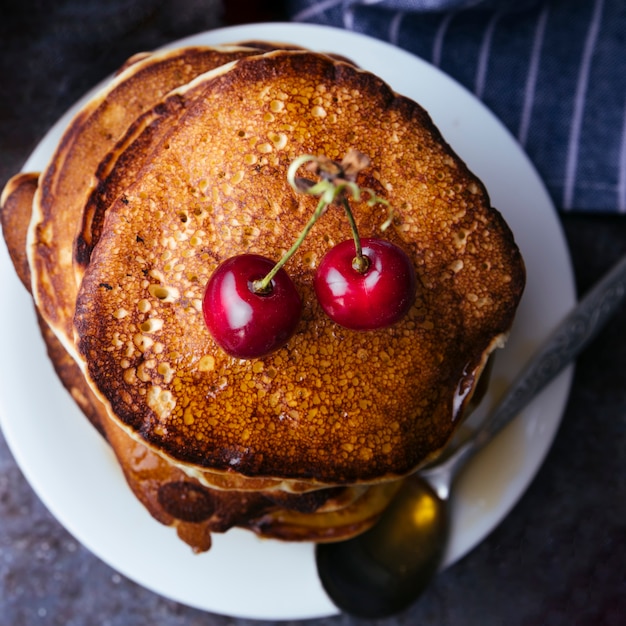 Gustosi pancakes americani con miele