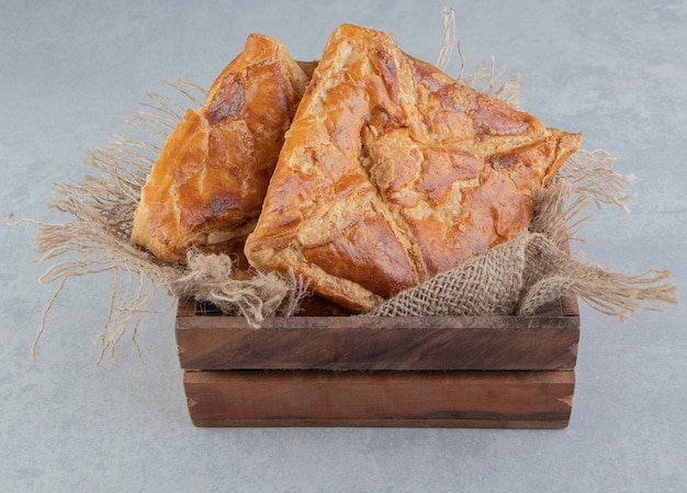 Gustosi pasticcini khachapuri in scatola di legno.