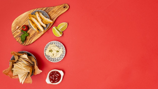 Gustosi pezzi di tortilla con salse e pollo fritto