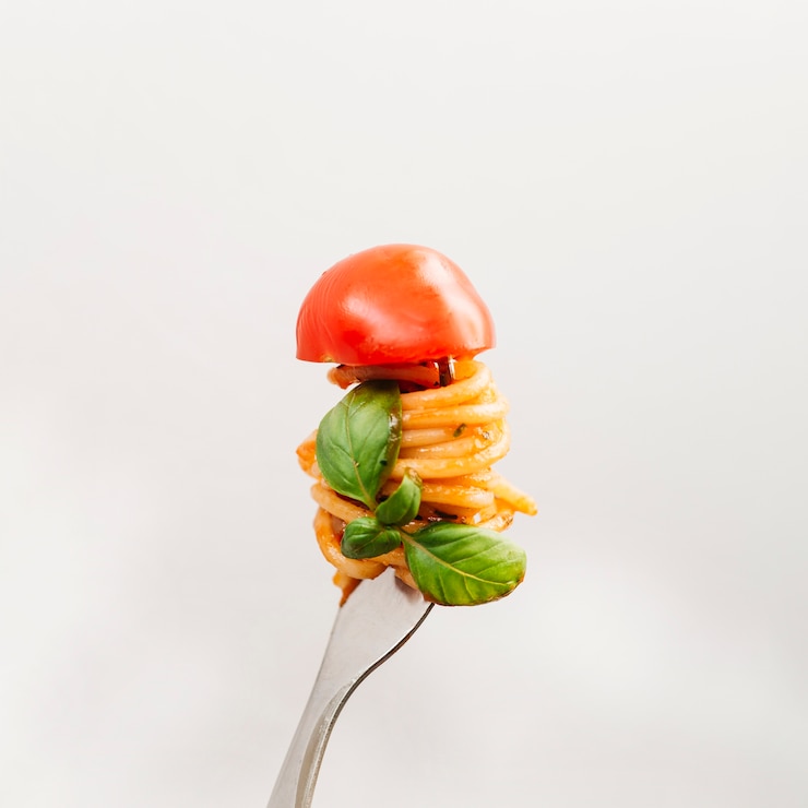 Foto gratuito gustosi spaghetti avvolti attorno alla forchetta