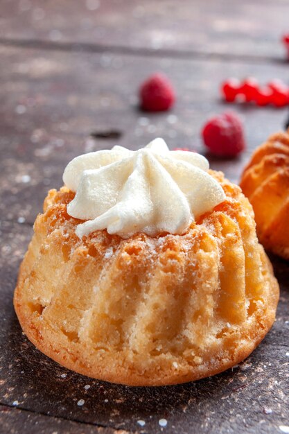 gustosissima deliziosa torta con crema su marrone