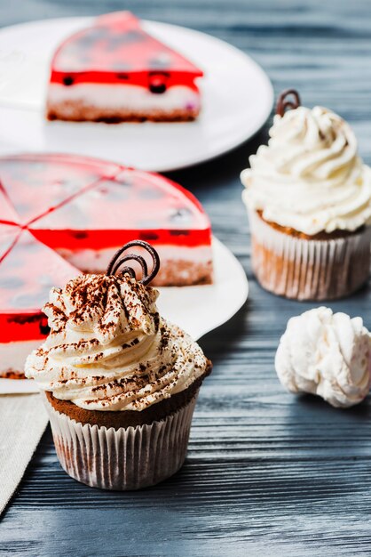 Gustosissima torta con cupcake e gelatina