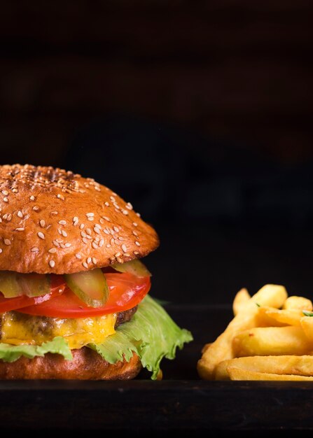 Gustoso cheeseburger con patatine fritte