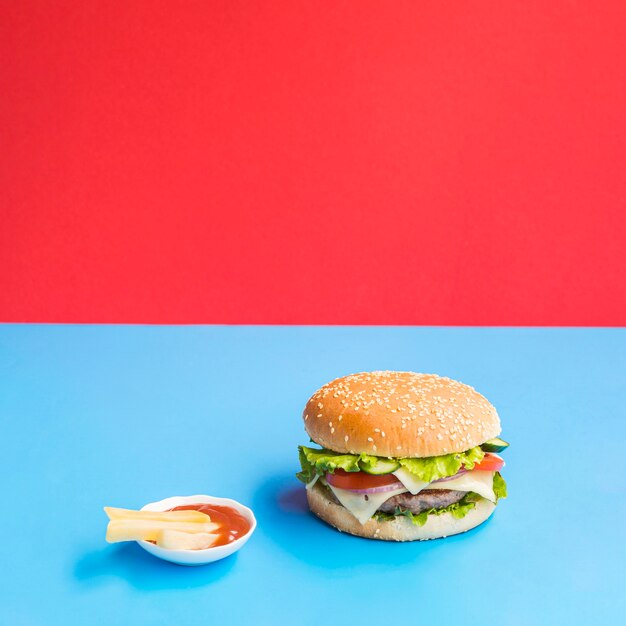 Gustoso cheeseburger con salsa sul lato