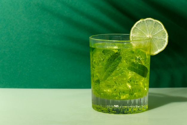 Gustoso cocktail di caipirinha con lime