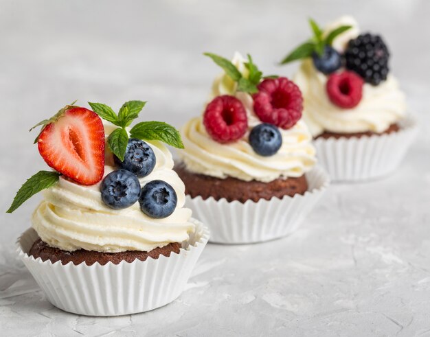 Gustoso cupcake ad alta vista con frutti di bosco e panna