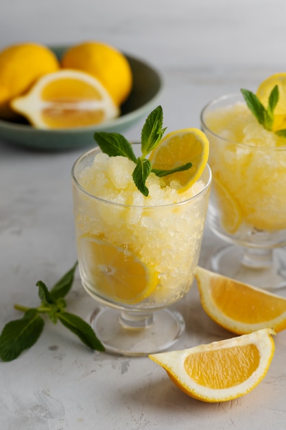 Gustoso dessert di granita con angolo alto di natura morta al limone