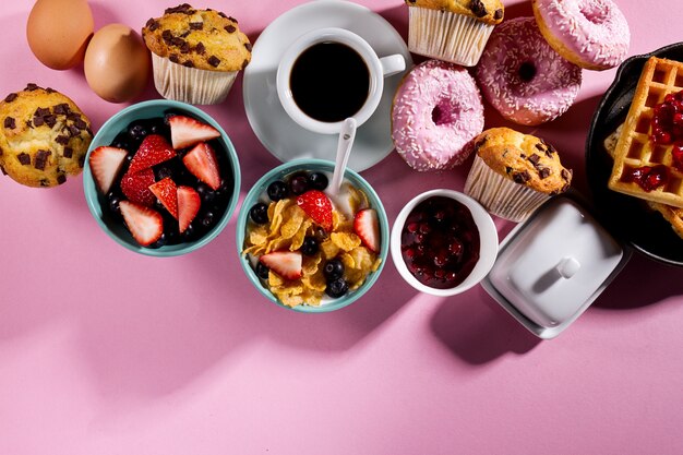 Gustoso ingredienti freschi della prima colazione colazione su sfondo rosa brillante. Pronti a cucinare. Home Concetto di cottura alimentare sana.