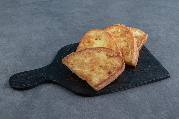 Gustoso pane fritto con uovo su tavola nera