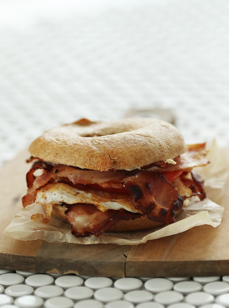 Gustoso panino al bagel con pancetta