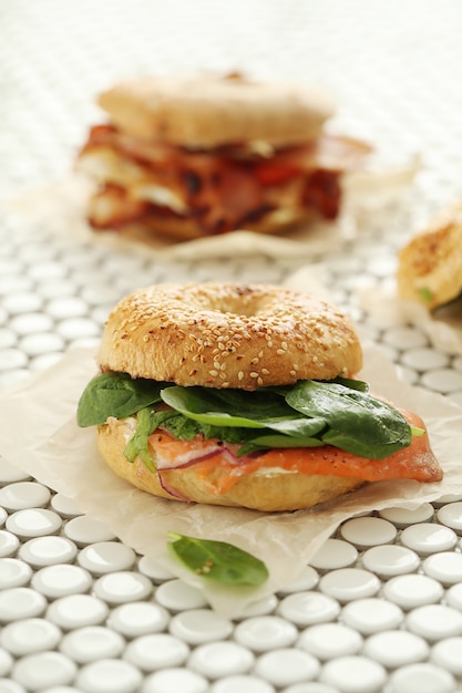 Gustoso panino al bagel con pancetta