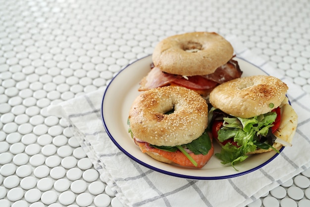 Gustoso panino al bagel con pancetta