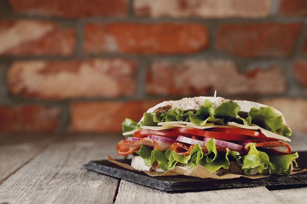 Gustoso panino vegano sul tavolo di legno