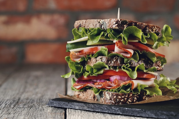 Gustoso panino vegano sul tavolo di legno