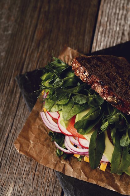 Gustoso panino vegano sul tavolo di legno