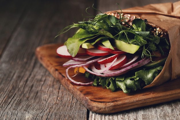 Gustoso panino vegano sul tavolo di legno