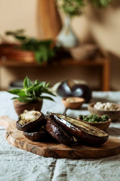 Gustoso pasto ebraico con tavola di legno