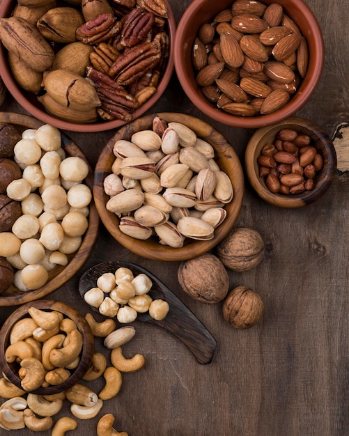 Gustoso spuntino di noci biologiche in ciotole