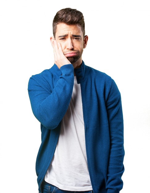 Guy in una giacca blu con mal di denti