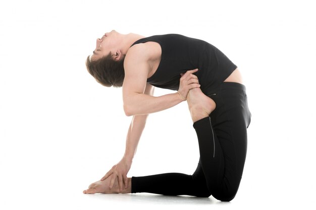 Guy piegando la schiena in una posizione yoga