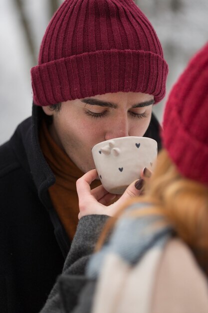 Guy sorseggiando da una tazza di tè