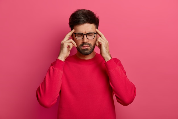 Ha sottolineato l'uomo con la barba lunga chiude gli occhi, tiene l'indice sulle tempie