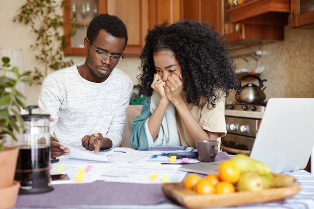 Ha sottolineato la giovane moglie africana che si tiene le mani sul viso, ascoltando disperata il marito che legge la notifica, informando che devono lasciare il loro appartamento a causa del mancato pagamento