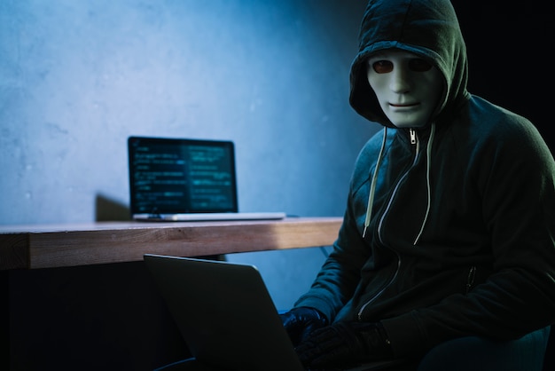 Hacker con laptop