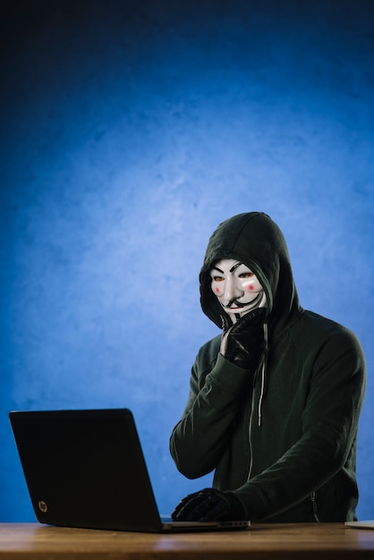 Hacker con maschera anonima