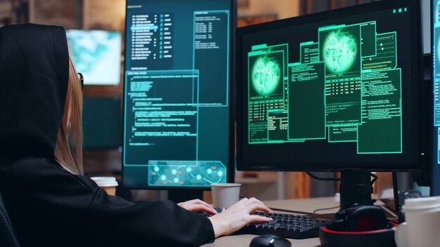 Hacker femminile organizzata e il suo team che rubano informazioni dal server del governo utilizzando super computer.