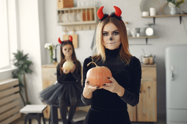 Halloween. Madre e figlia in costume di halloween. Famiglia a casa.