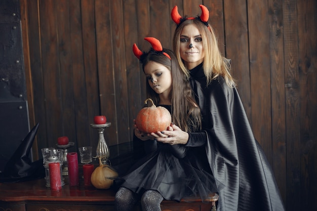 Halloween. Madre e figlia in costume di halloween. Famiglia a casa.