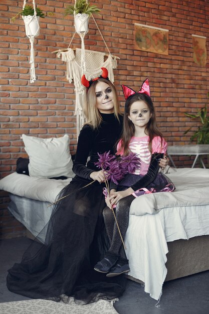 Halloween. Madre e figlia in costume di halloween. Famiglia a casa.