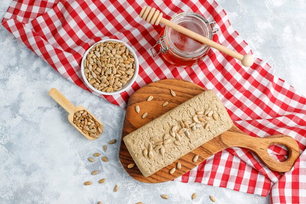 Halva casalingo del girasole sul tagliere con i semi di girasole