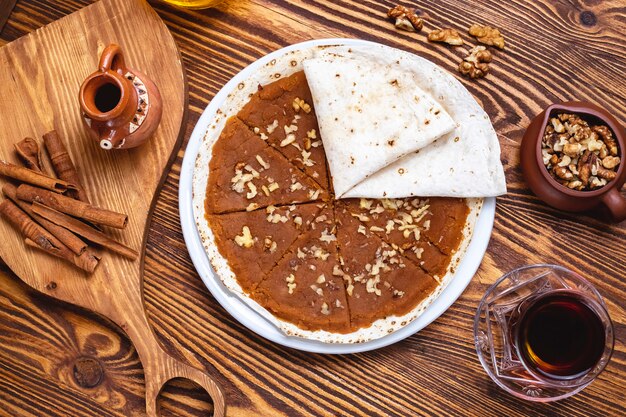 Halva tradizionale con vista dall'alto del tè al lavash di noci