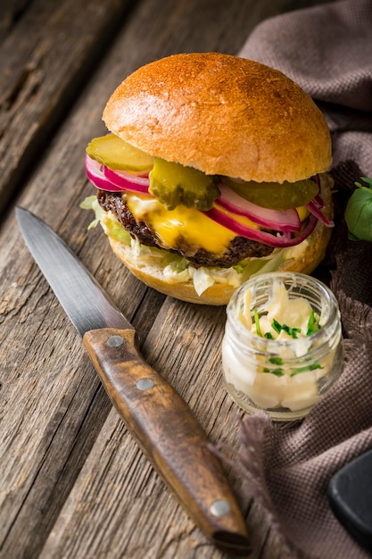 Hamburger ad alto angolo con sottaceti e coltello