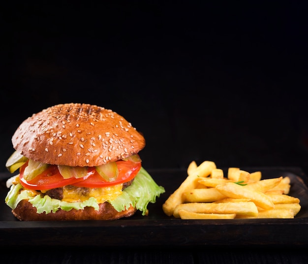 Hamburger americano pronto per essere servito con patatine fritte