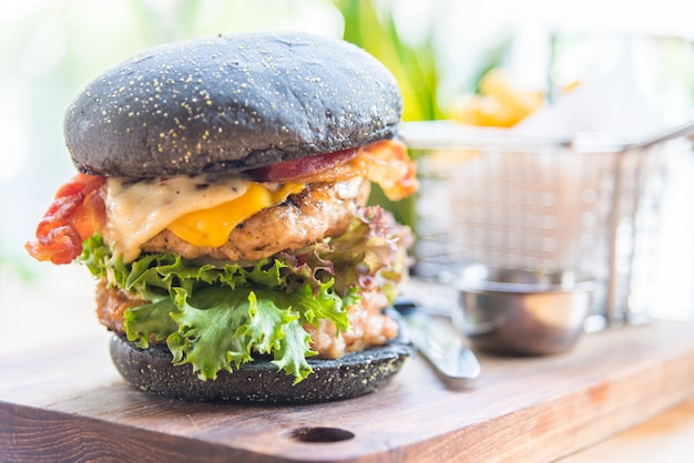 hamburger appetitoso con pane nero