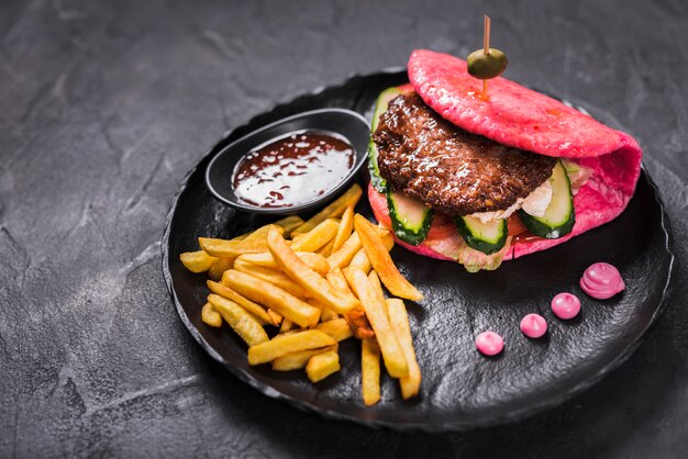 Hamburger asiatico con patatine fritte e salsa piccante