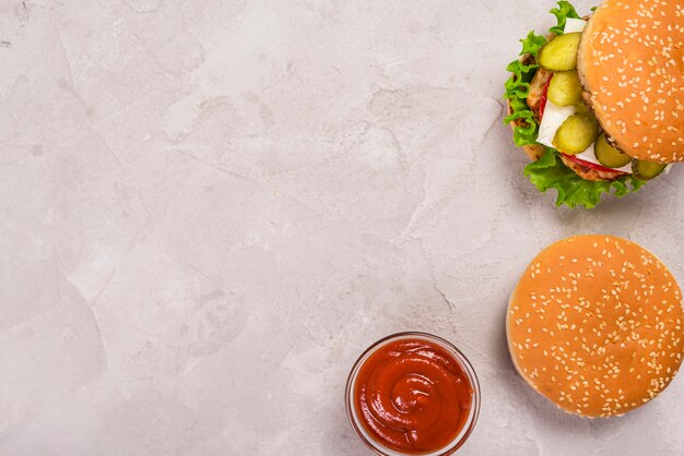 Hamburger classici vista dall'alto con salsa