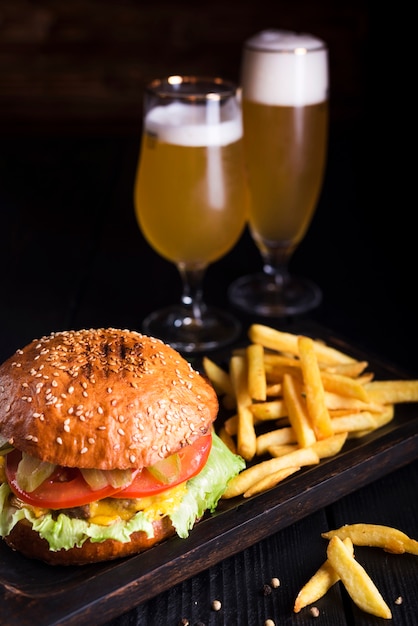 Hamburger classico con patatine fritte e birra