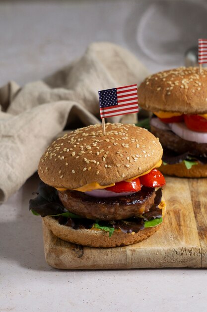 Hamburger con bandiera usa su tavola di legno